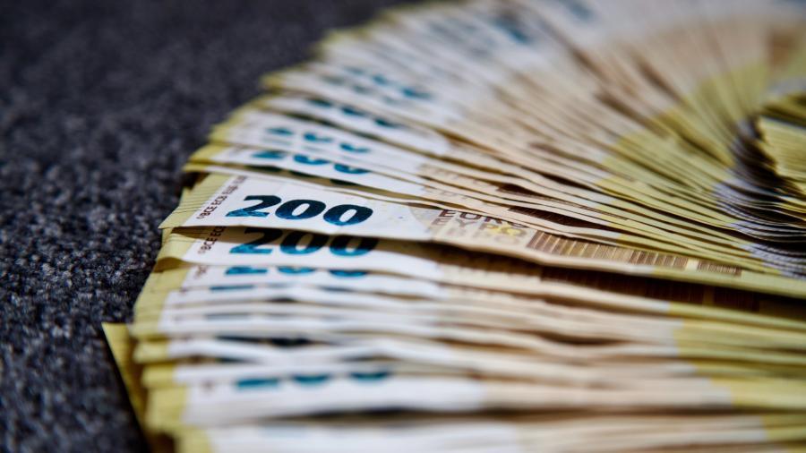 În ce monedă economisim: Lei, euro sau dolari?