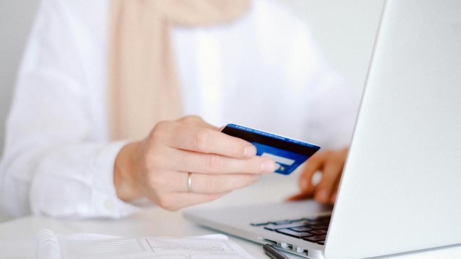 Plata recurentă cu cardul: Beneficii și dezavantaje