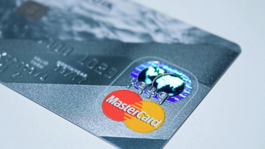 Descoperit de cont sau card de credit?