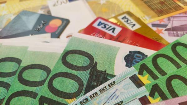 Credite mai ieftine, cu card de cumpărături la pachet